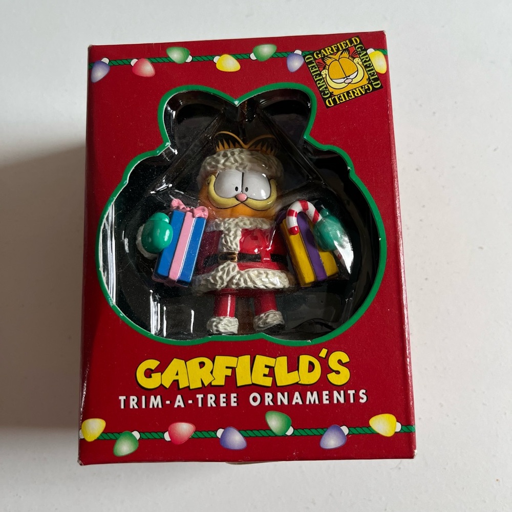 New Vintage Applause 1996 Garfield Trim A Tree ornament Santa holding presents